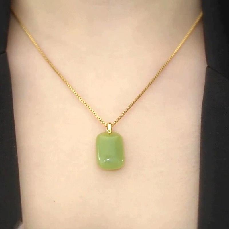 

Fashion Imitation Jade Pendant Necklace, Mixed Colors, Minimalist Design, Versatile Jewelry for Parties золотий