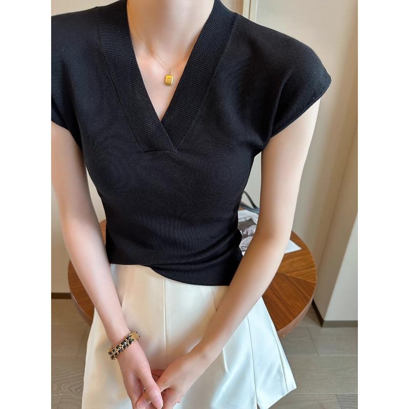 A New Summer V-neck, Fashionable and Stylish Short-sleeved, Form-fitting, Fly-sleeved Blouse with A Knitted Base Layer