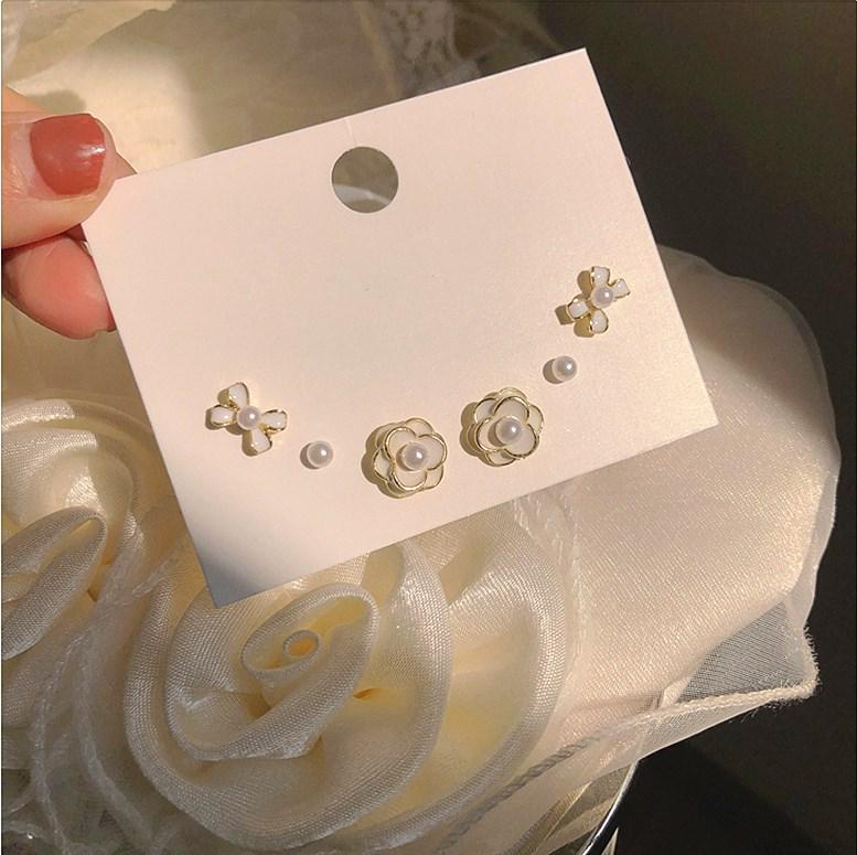 

Набор серег-пуссетов с камелиями: Белые серьги-бантики - Милые и универсальные для ранней весны 2024