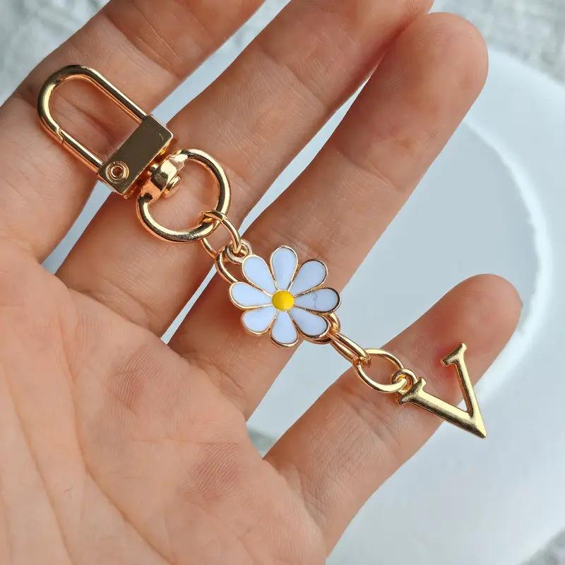 Metal Daisy Letter Keychain Fashion A-Z 26 Letters Keyring Charms Mobile Phone Key Holders Bag Pendant Accessories Couple Gift