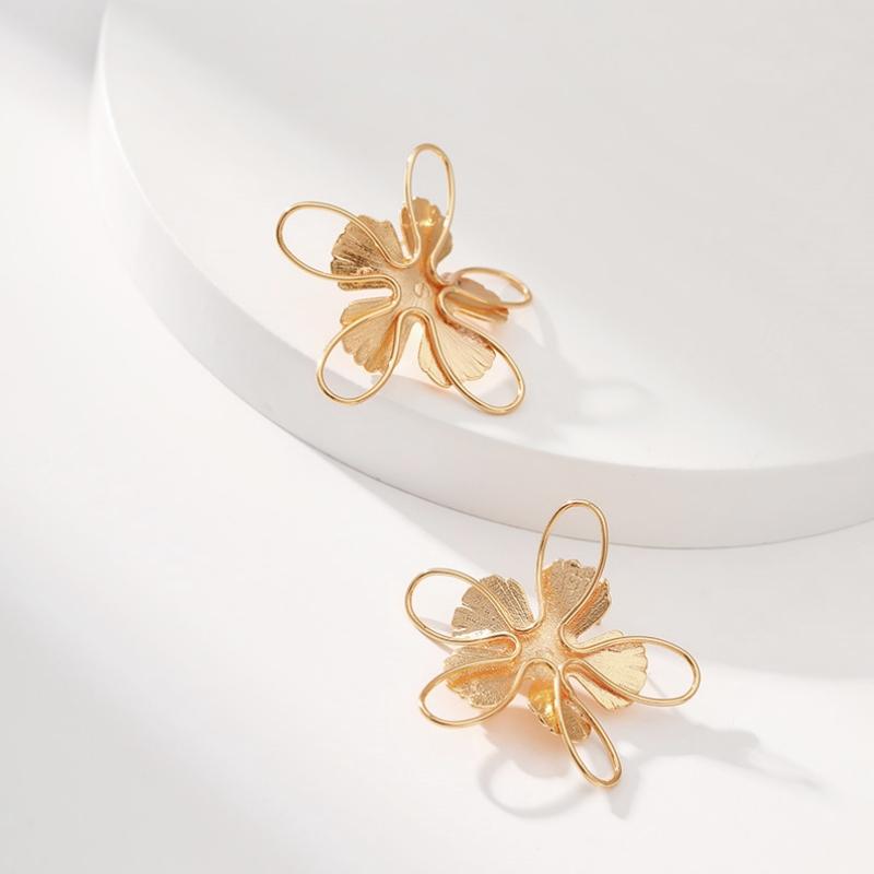 

Women s Hollow Flower Stud Earrings Gold Color Copper Color Metal Petals Geometry Personality Ear Accessories 2025 new brincos