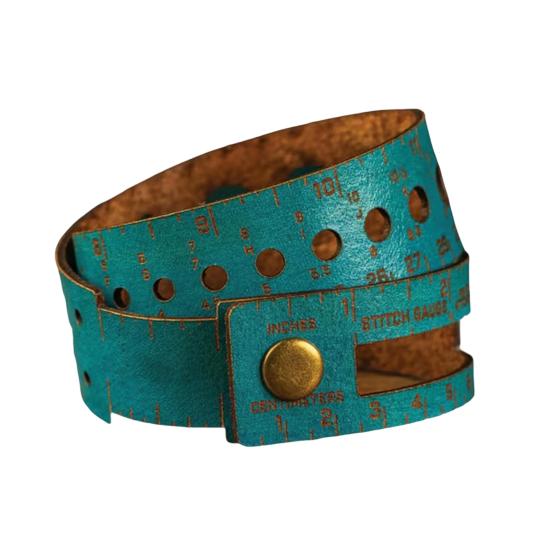 

Кожаный измерительный инструмент 7-в-1 Многофункциональная 18-дюймовая линейка на запястье с калибром стежка, тестером пряжи, хранилищем маркеров стежка, портативная измерительная линейка, подарок циан