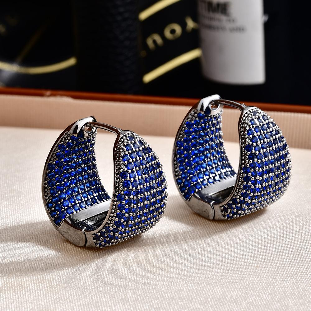 

Retro light luxury high sense slightly inlaid with diamond water droplets super flash ear buckles fashion trend temperament celebrity ear jewelry