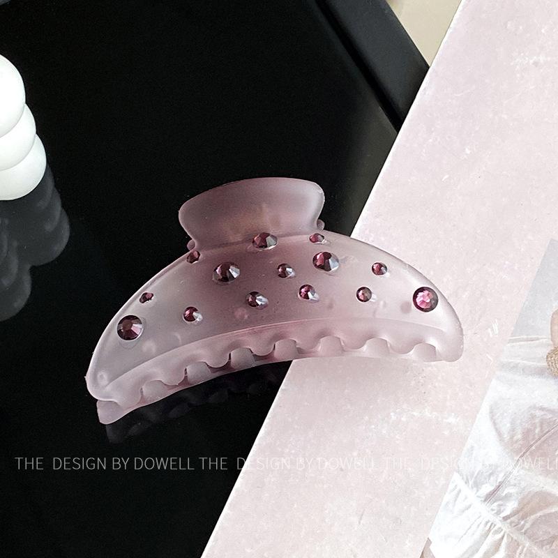 Beautifully Plastic Crafted Hair Claw Clips With Elegant Shapes And Vibrant Colors For Every Hairstyle Needs