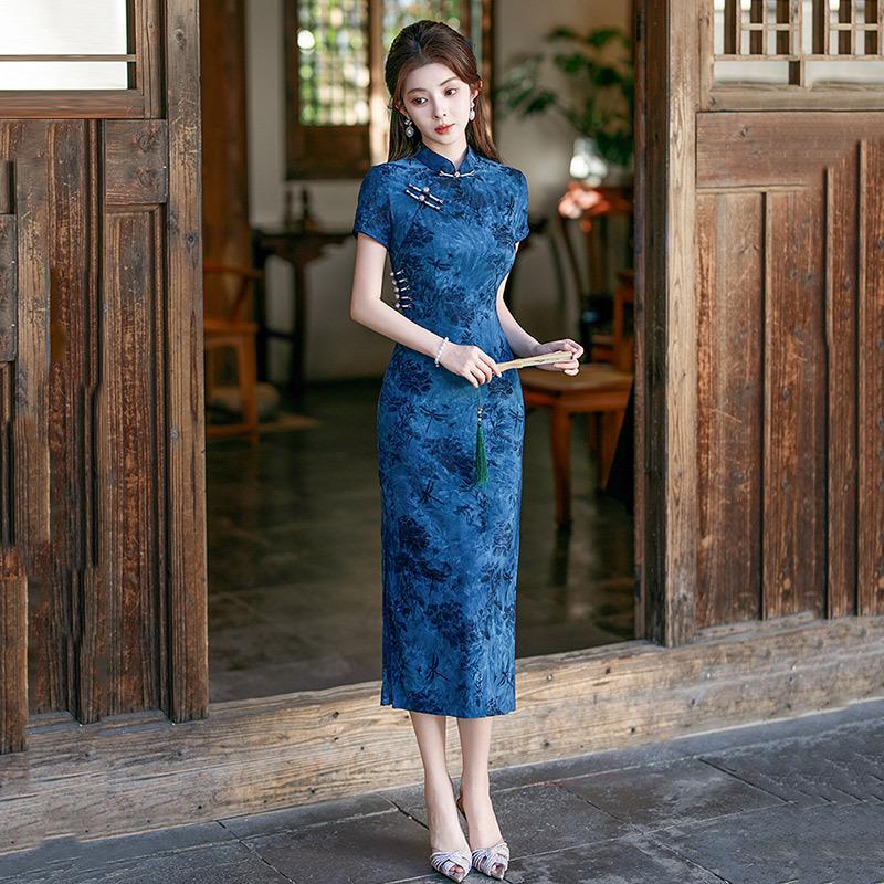 Schmaler blauer neuer chinesischer langer Cheongsam im Stil der Republik China, verbesserter junger weiblicher Retro-Stil, schmale Taille, Alltagskleidung