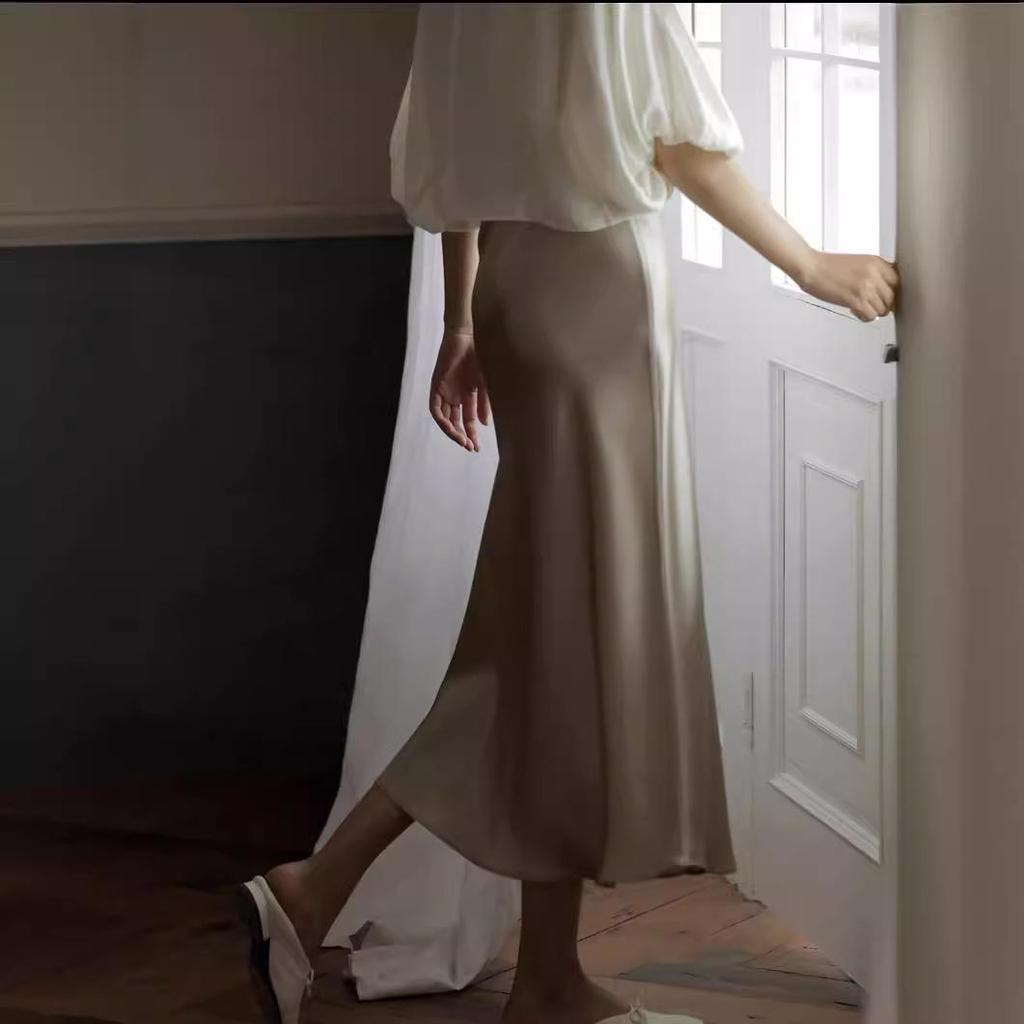 Importiertes Seiden-Triacetat Rundhals-Kleid im schrägen Schnitt mit kurzen Ärmeln, schmaler Taille und elegantem Design