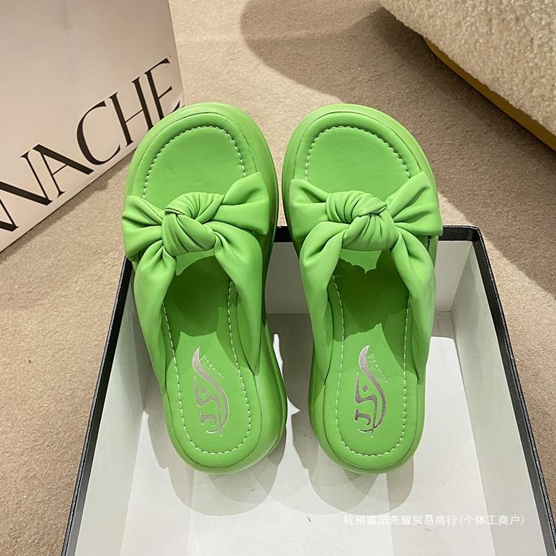 La hauteur est augmentée de 6 cm, le petit homme fait du 34, et les pantoufles pour femmes sont légères et super épaisses en été. L'homme petit je