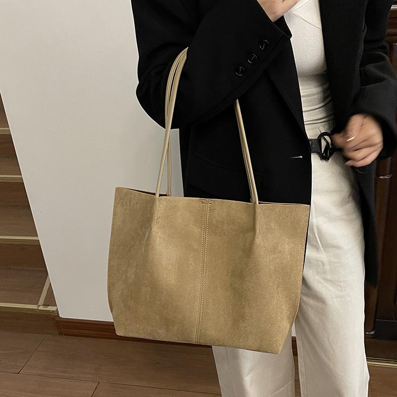 

Premium textured bag women s large capacity 2025 new autumn and winter versatile simple retro shoulder bag commuter tote bag легкие хаки