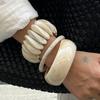 KunJoe 3 Stile Elegantes Glattes Off-White Dickes Harz Acryl Armreif Armband für Damen Einfache Unregelmäßige Elastizität Breite Armreifen