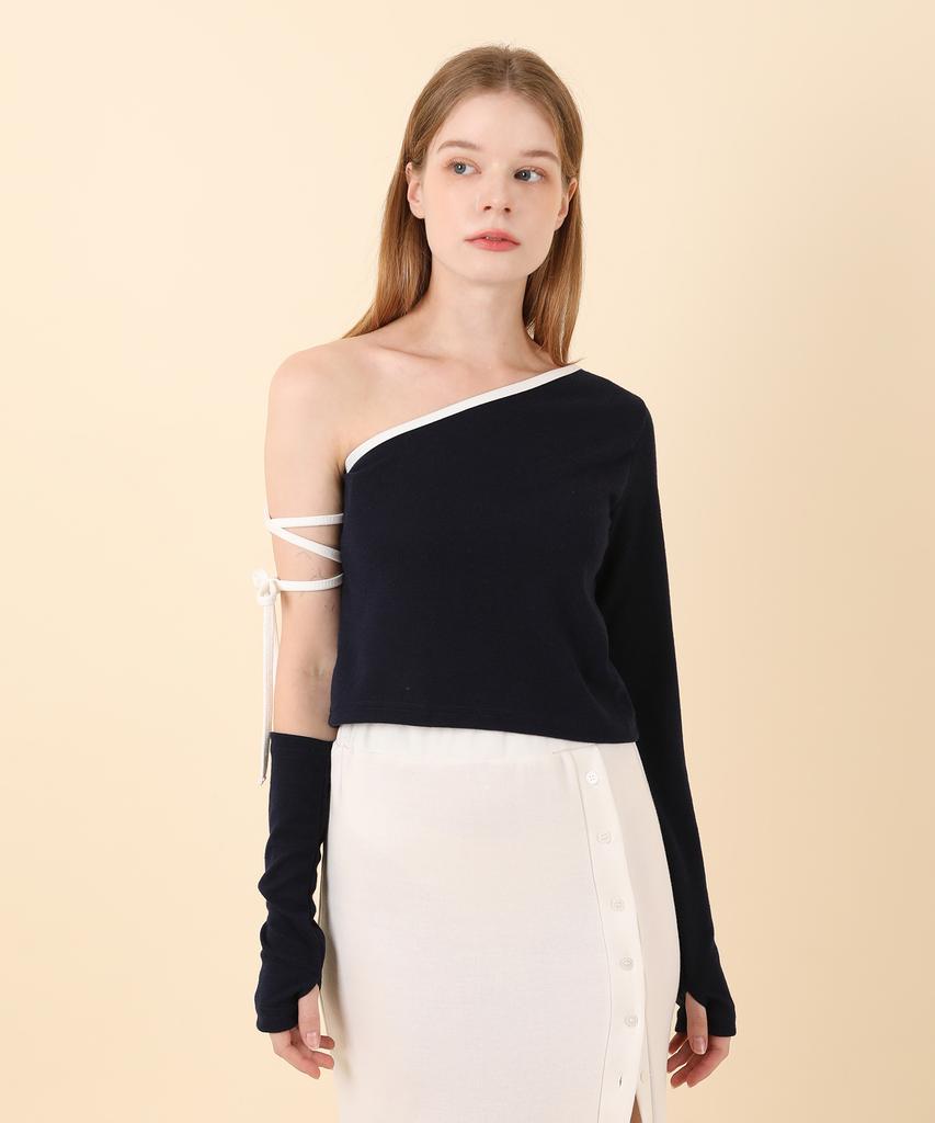 CATTLINE Strap Off-Shoulder Warmer T-Shirt (Navy)