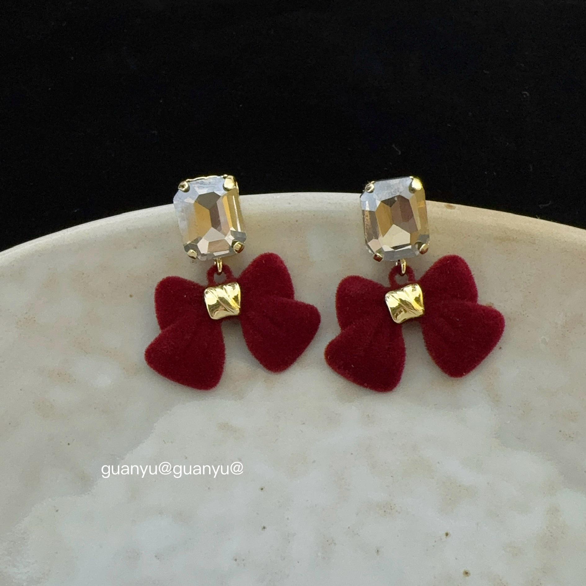 

Серьги-пусеты с циркониевым бантом - Элегантная и универсальная мода для женщин