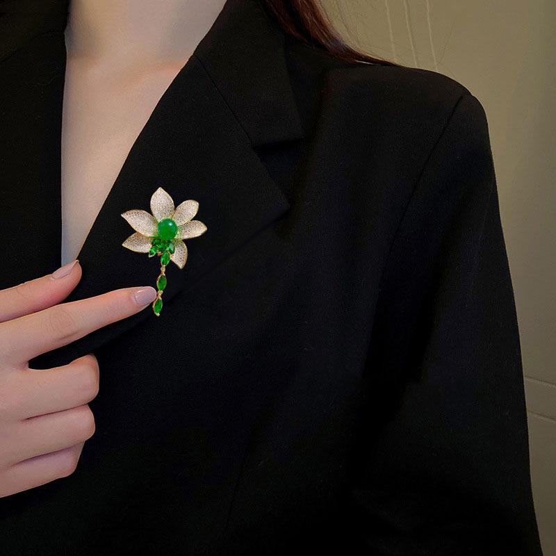 Emerald Zircon Lotus Tassel Brooch for Women - Fashionable, Statement Wedding Dinner Accessory Corsage