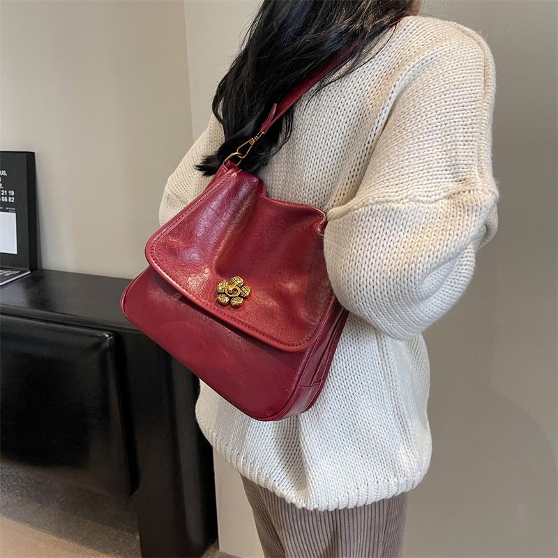 This year, popular small bags are women's autumn and winter versatile 2023 new retro shoulder messenger bags, women's popular small square bags.