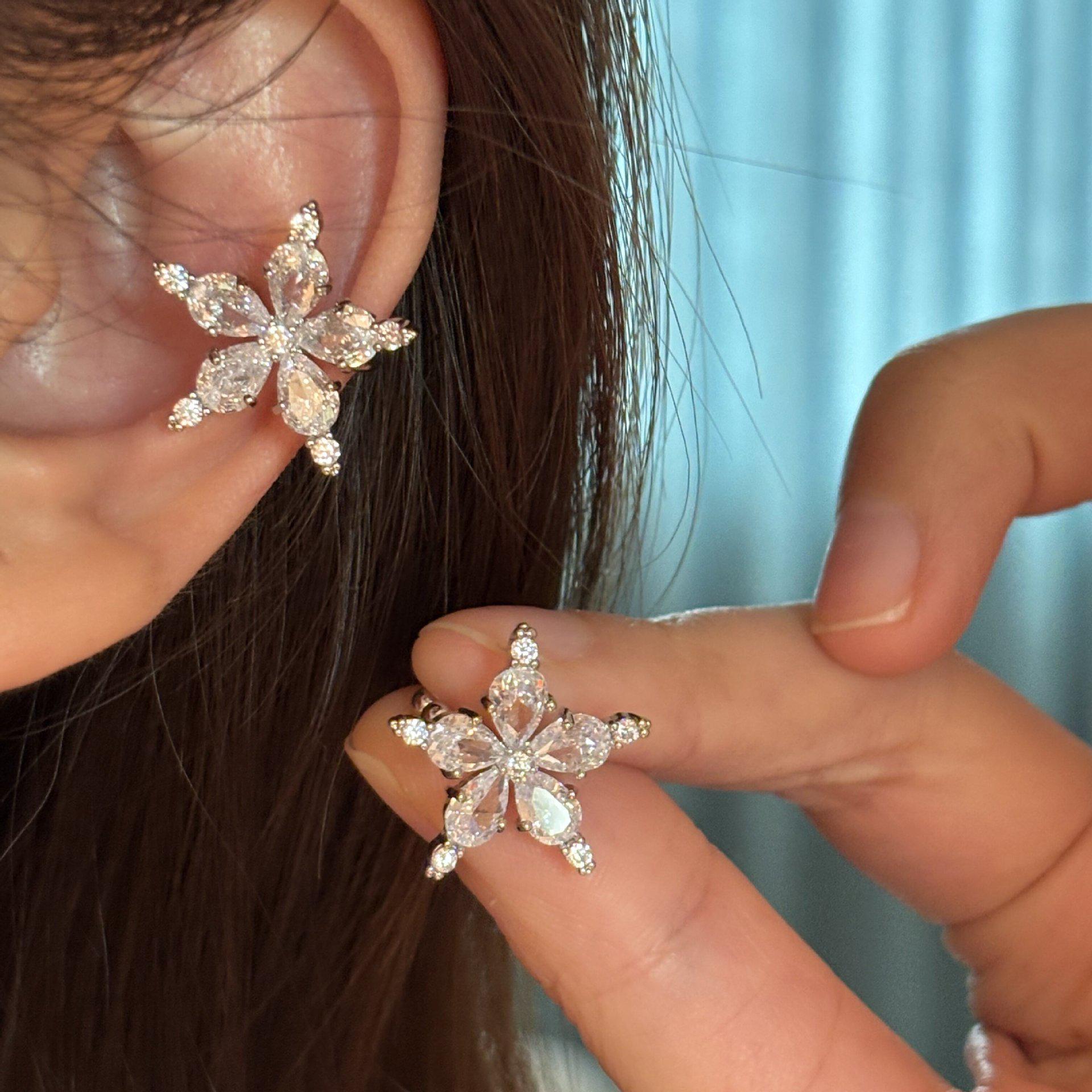Zircon Star Ear Clip for Women - No Piercing, Light Luxury, Versatile Design, High-End Style Ear Cartilage Clip.