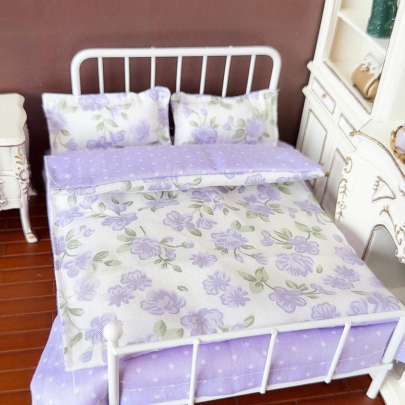 1/12 Bebek Evi Minyatür Yatak Dört Parça Yatak Seti Yatak Çarşafı Yorgan Yastık Yorgan Kılıfı Yatak Takımı Bebek Yatak Odası Dekorasyonu Oyuncak
