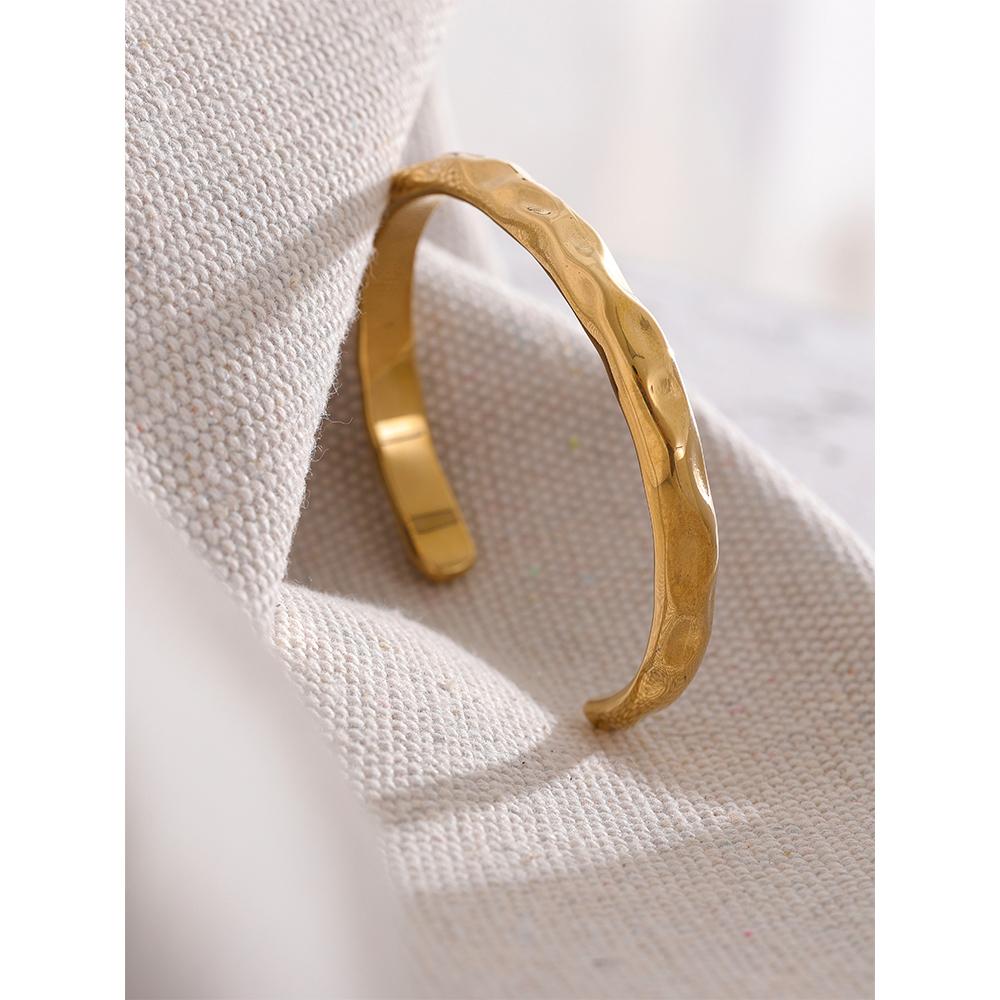 Yhpup Minimalistische Goldfarbe Anlaufgeschützt Mode Edelstahl Armreif Armband Metalltextur Einfaches Offenes Charm Handgelenk Schmuck