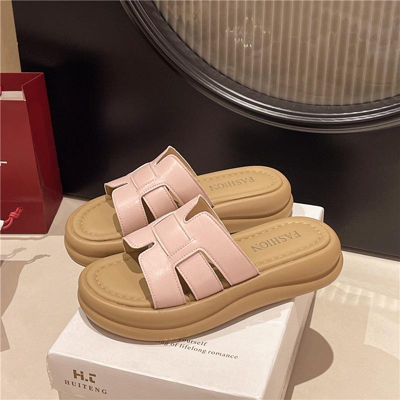 Stepping on shit feeling thick-soled cool slippers women's summer wear 2025 new Internet celebrity casual non-slip beach one-word sandals