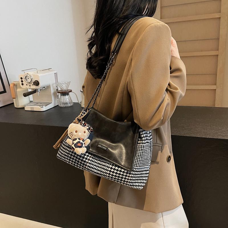 Contrasting colors, fashionable large-capacity bags, women's 2025 spring new foreign-style shoulder bags, woolen personalized ins tote bags