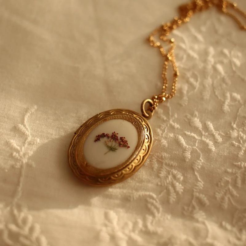 14K Gold Niche Vintage Necklace with White Dried Flower Photo Frame