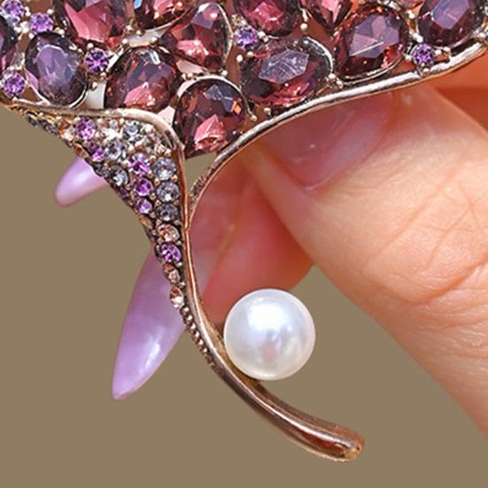 Women Brooch High-Gloss Rhinestone Inlay Faux Pearl Decor Ginkgo Leaf Design Lapel Pin Non-Slip Buckle Scarf Badge Clothing Bags