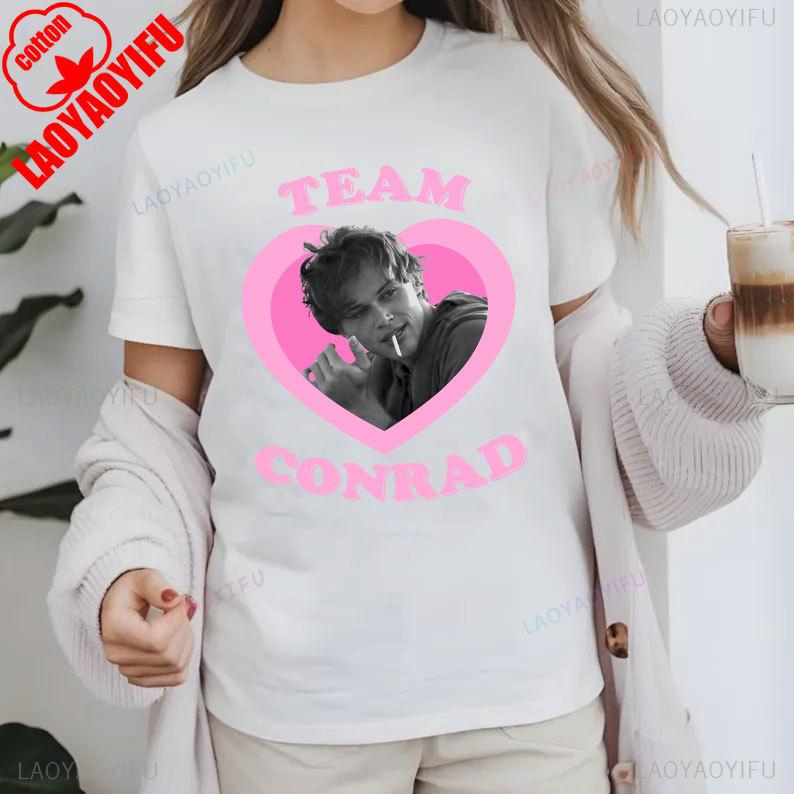 Maglietta Vintage Conrad Fisher Team Conrad L'Estate in cui sono diventata Bella Retro Conrad Fisher Cena tra Ragazze Y2k Top Abbigliamento Unisex 2025