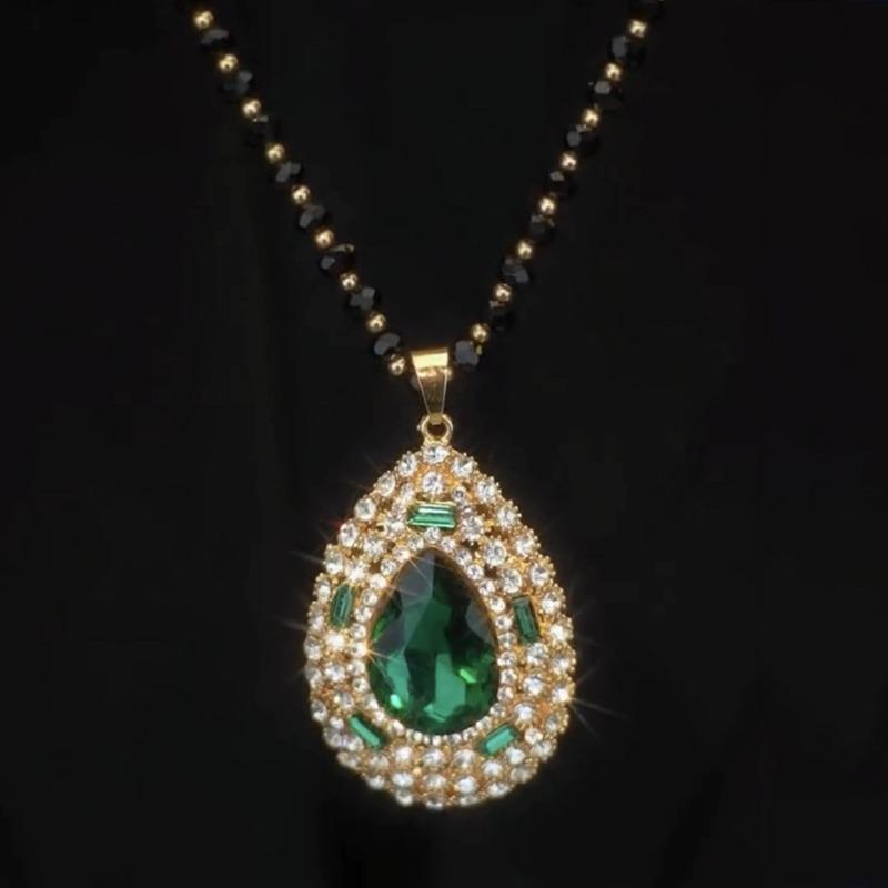 A Niche Retro Emerald Teardrop Long Necklace and Sweater Chain, Exuding A Fashionable and High-end Vibe for Women