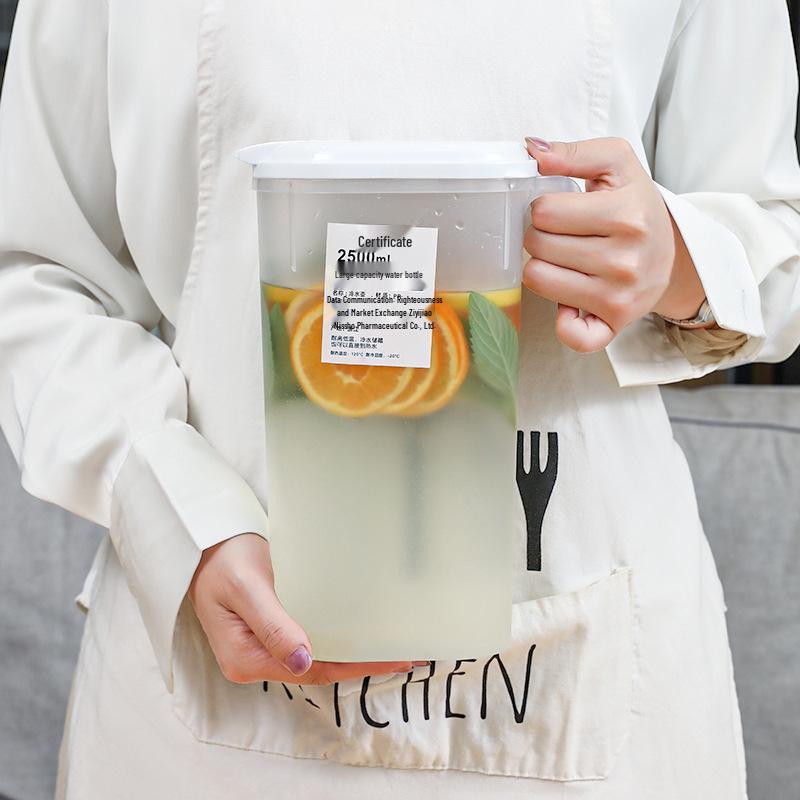 High-Capacity Heat-Resistant Plastic Cold Water Kettle for Summer Beverages.