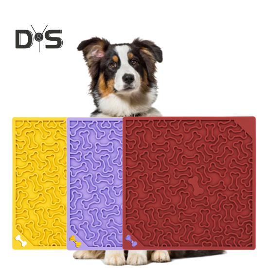 Dog Slow Feeder Mat Silicone Licking Pad with Suction Cup Pet Food Treat Puzzle Mat Slow Feeding Mat for Dogs And Cats