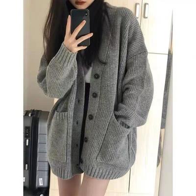 Lockere Strickjacke, Damen-Frühlings- und Herbstoutfit, Lässiges Retro-Milch-Stil-Outfit, Grauer Strickpullover zum Tragen