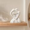 Moderne minimalistische Dekoration 3D-gedruckte sich umarmende Paarskulptur in Herzform, romantische Umarmungsfigur mit mattweißer Oberfläche, nordische Dekoration