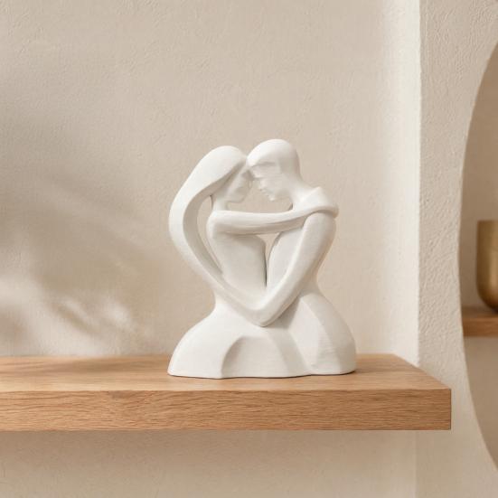 Moderne minimalistische Dekoration 3D-gedruckte sich umarmende Paarskulptur in Herzform, romantische Umarmungsfigur mit mattweißer Oberfläche, nordische Dekoration