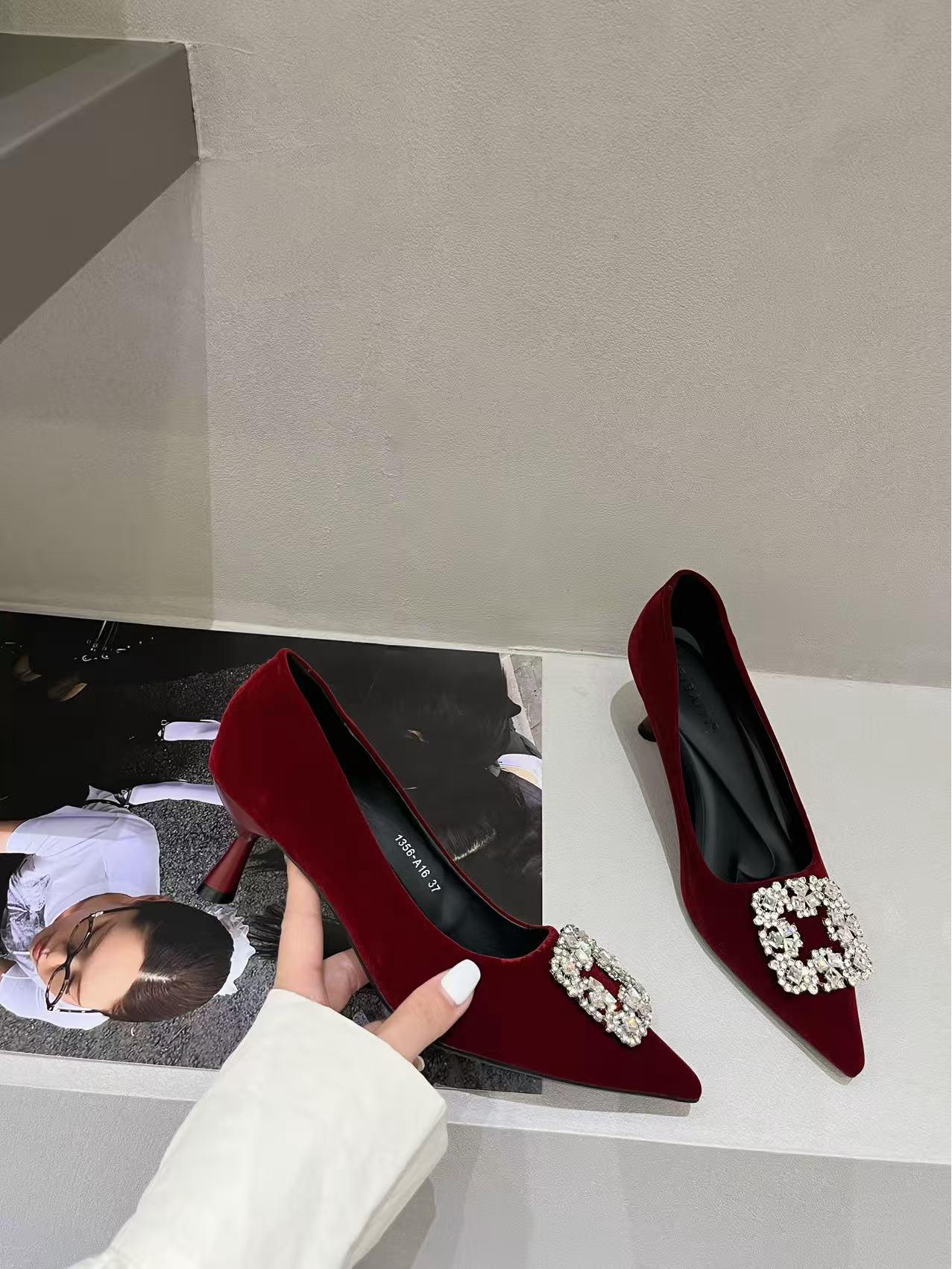 

2025 Свадебные туфли-стилеты Xiuhe: Красная замша со стразами, острый носок, удобные свадебные туфли для женщин 37 красный