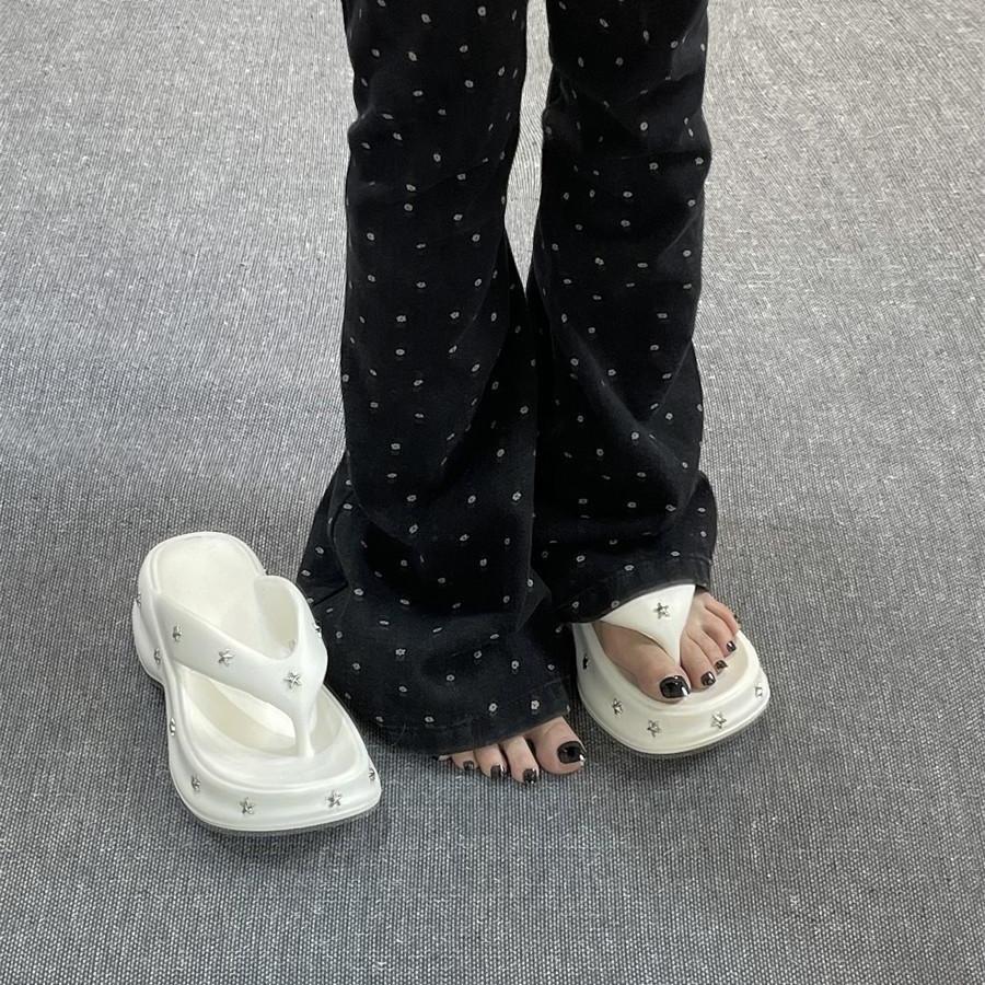 New flip-flops star cool slippers for women to wear New Year's summer fashion muffin bottom. Thick-soled heightening slippers