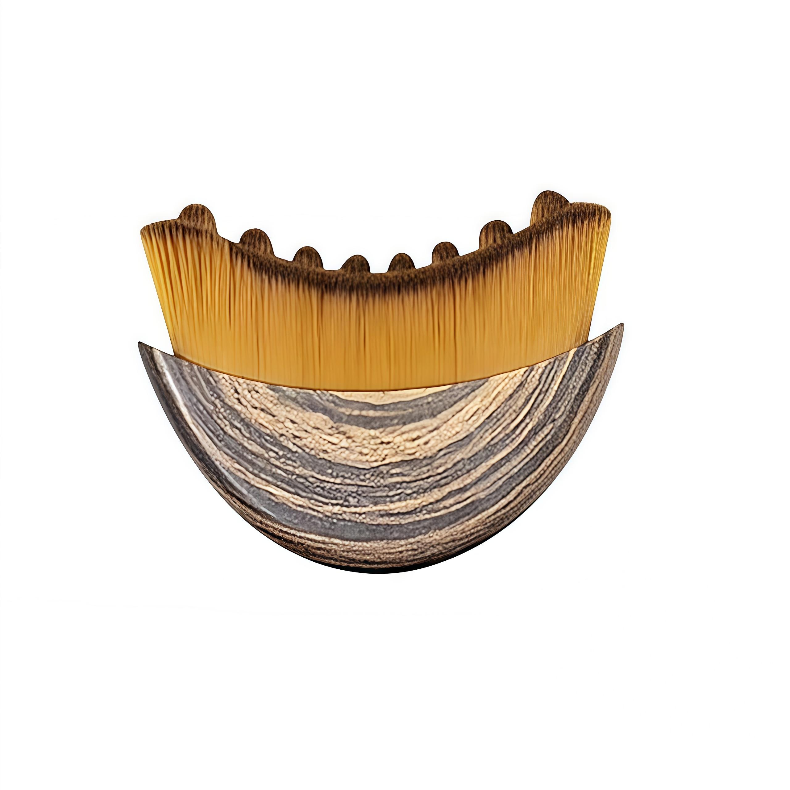 

Лимфодренажный контурный массажер для лица плотно прилегает к коже, чтобы снять усталость.