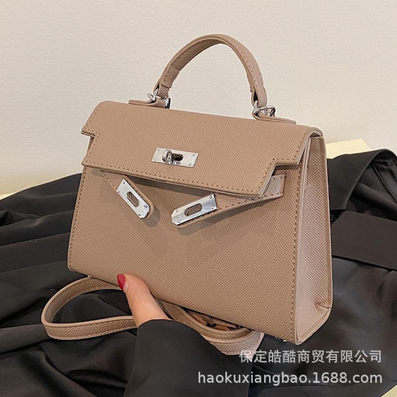 Premium sense niche commuter portable small square bag women's summer new trendy 2025 work versatile shoulder messenger bag