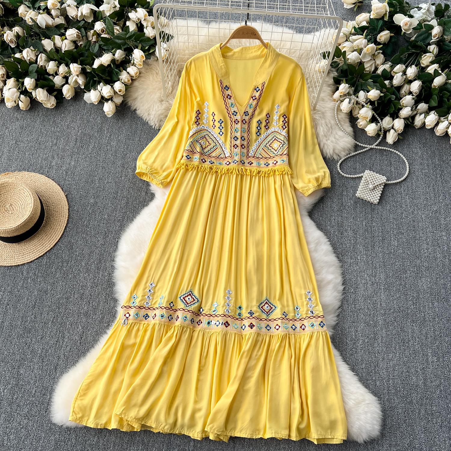 Свободные праздничные платья в этническом стиле с цветочной вышивкой — фото 22