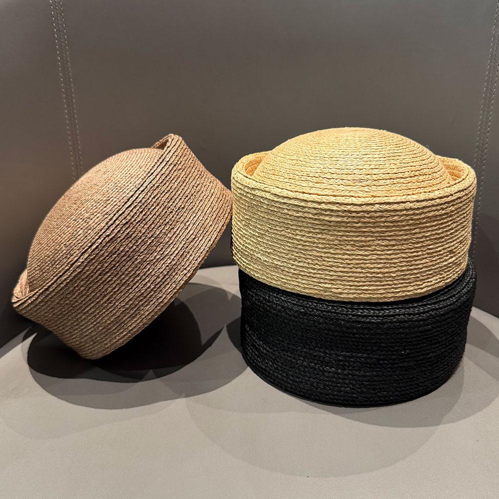 Klassische 100% Natürliche Raffia Baskenmützen Modische Pillbox-Hüte Runde Konkave Oberseite Baskenmützen Französische Sommer-Sonnenhüte Hochzeit Luxus Fedora