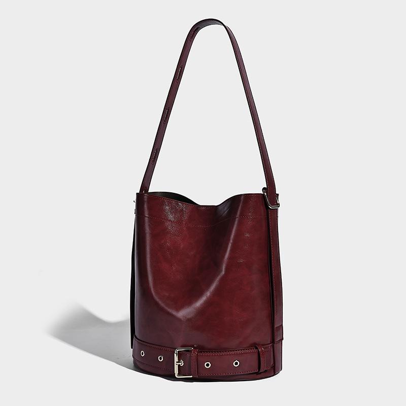 Niche Single Shoulder Bucket Bag for Women 2025 New Minimalist Style Crossbody Bag High-end Large Capacity Tote Bag