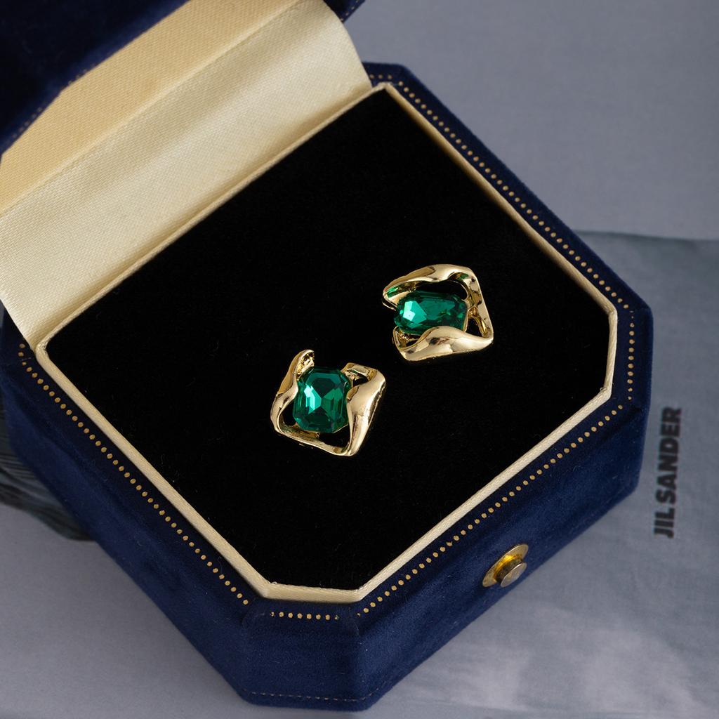 French Retro High-End Diamond Stud Earrings Women'S Design High-End Atmospheric Earrings Simple Light Luxury Earrings