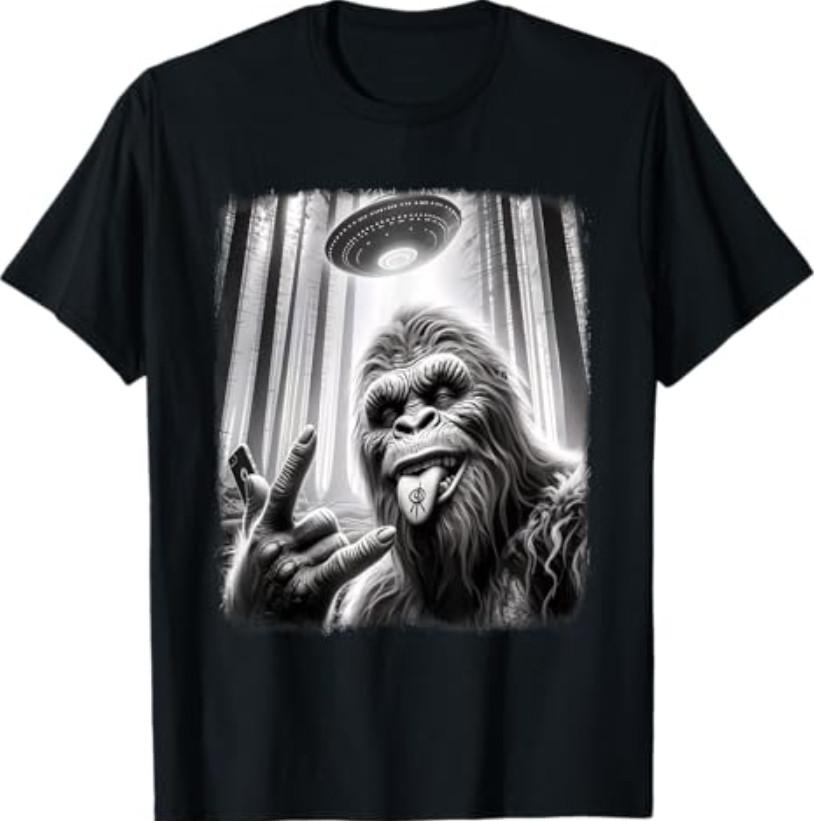 Bigfoot Sasquatch Selfie Big Foot Rock On UFO Funny 0HJXK2 T-Shirt S