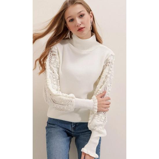 Weißer Damenpullover mit halben Schildkrötenärmeln und Spitze
