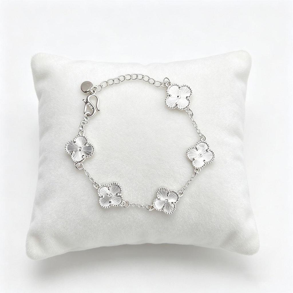 Silbernes Armband mit vier Blütenblättern, Nischen-Design, Exquisit für den täglichen Gebrauch, Vielseitiger Schmuck für Damen, Sanftes Armband im französischen Stil