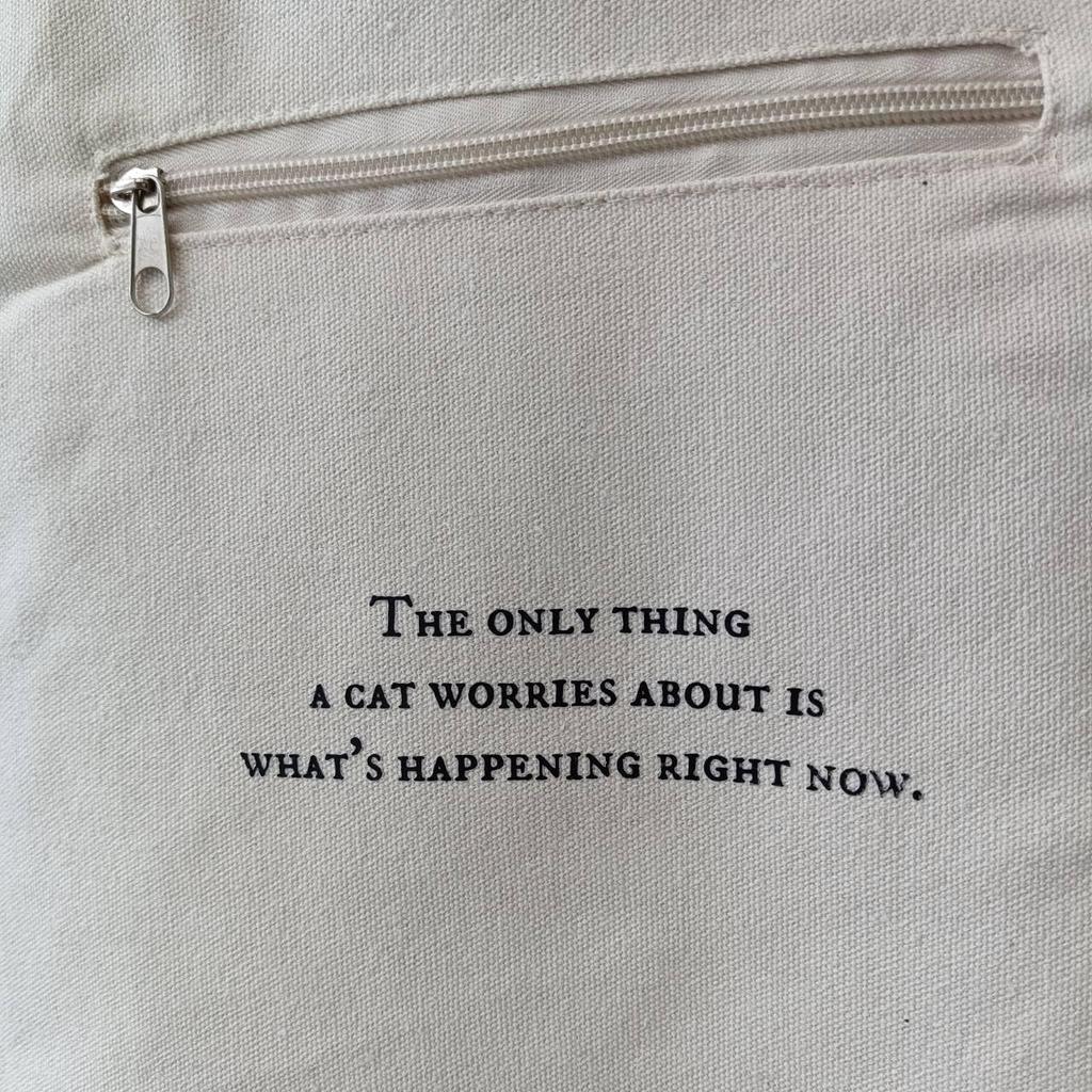 [mauve] NEW Canvas Tote Bag, A4 Size, Slim, Lightweight, Zipper Closure, Unisex, for Commuting, School, and Everyday Use (Royal Cat X White)