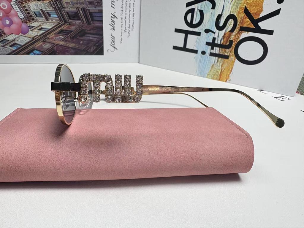 2025 Stylish Oval Frame Sunglasses with Inlaid Diamonds - European & American Fashion Small Frame