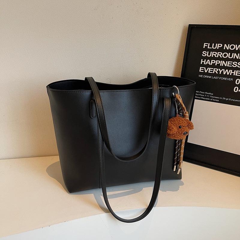 Вместительная сумка-тоут, нишевая и стильная сумка, это одноплечевая сумка для ежедневных поездок на работу. With pendant чёрный