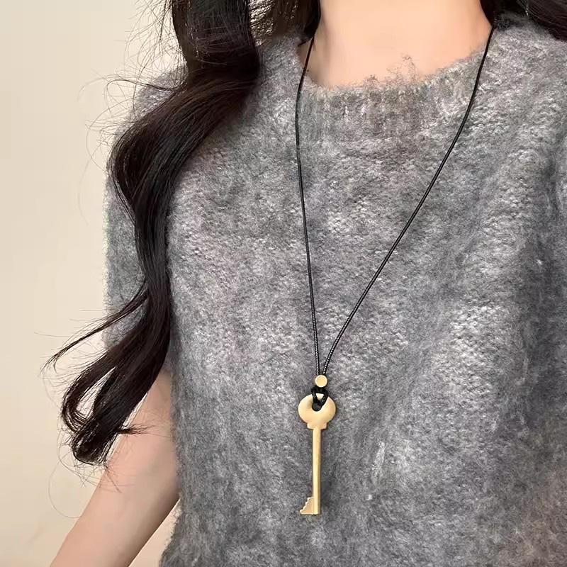 

2026 New Fashion Metal Key Shaped Pendant Necklace Korean Long Rope Necklace for Women Charm Jewelry Sweater Chain Accessories золотистый