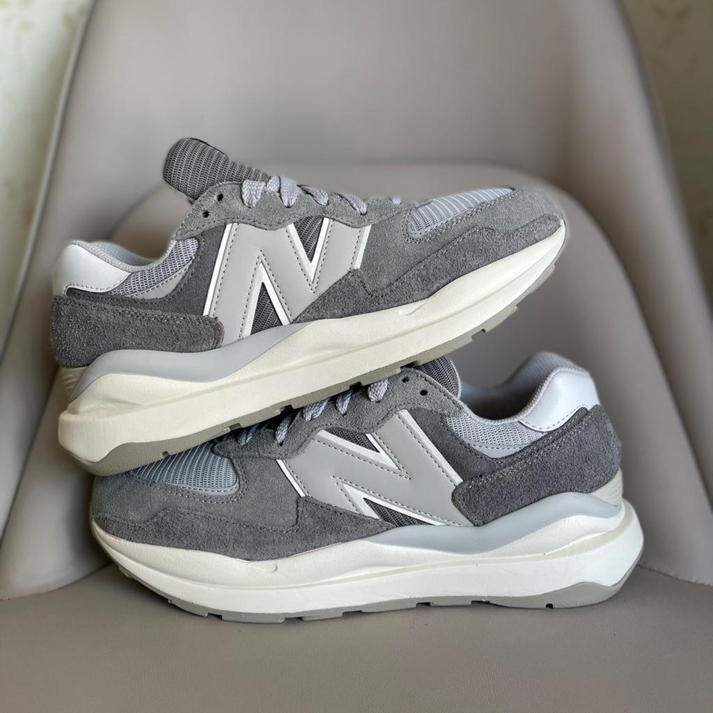 Schuhe Welle New Balance Wei nbr yuan Vorfahre Grau nb Retro Wildleder Laufschuhe Herren und Damen Dad Shoes