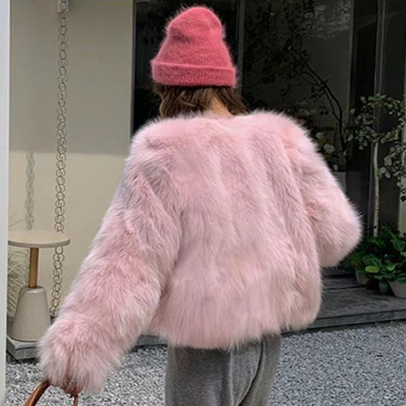 

Шуба зі штучного хутра. Жіночий одяг. Модна повсякденна шуба зі штучного хутра. Жіноча коротка вільна зручна зимова куртка. S