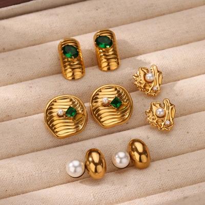 Vintage-Ohrstecker im Hofstil mit geometrischen Perlen, zart und elegant, aus Titanstahl, vergoldet.