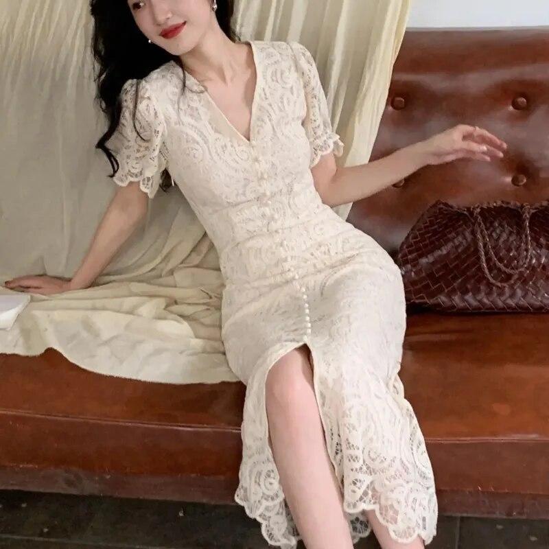 

Шикарное кружевное платье с v-образным вырезом — кокетливая винтажная вещь для элегантных женщин, чтобы стильно пережить летнюю жару L бежевый